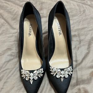 Black pumps with rhinestone design